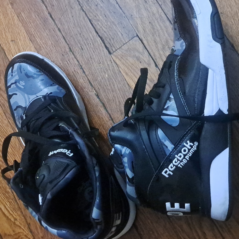 Sneakers very good condition too big for me